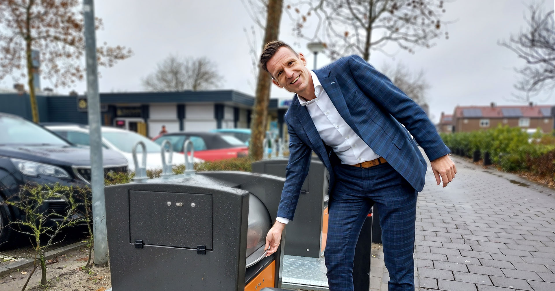 Wethouder Daan Markwat bij een van de drie nieuwe ondergrondse pmd-containers in Middelharnis.