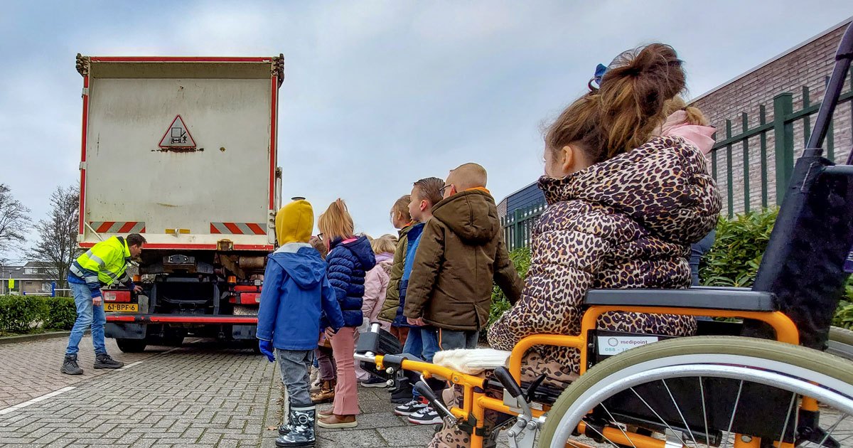 Kleuters van de Sabina van Egmondschool krijgen uitleg van een RAD-medewerker over een van de inzamelvoertuigen.