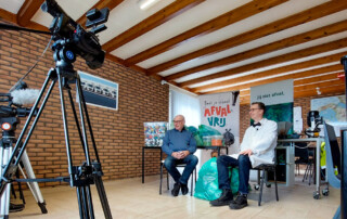 achter de schermen bij de opnames van Eilanden TV aan de Langeweg in Middelharnis. Professor Lamoraal en Jan van Gurp zitten klaar voor hun interview.