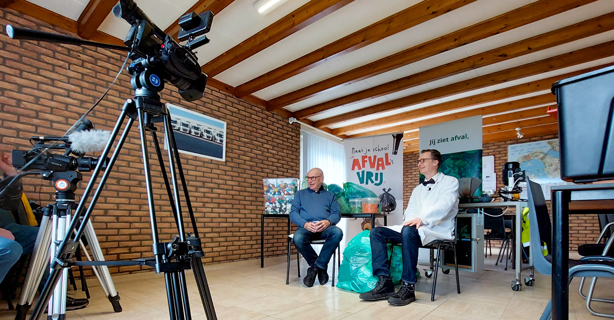 achter de schermen bij de opnames van Eilanden TV aan de Langeweg in Middelharnis. Professor Lamoraal en Jan van Gurp zitten klaar voor hun interview.
