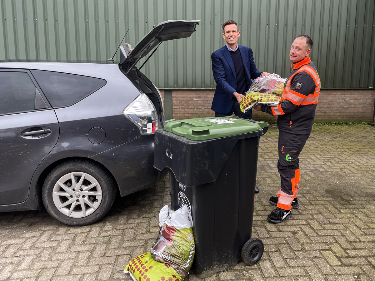 Wethouder Daan Markwat ontvang compost in Middelharnis