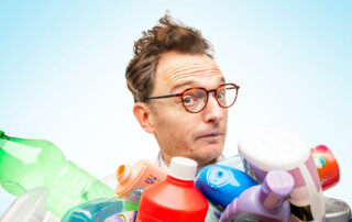 Professor Lamoraal met zijn armen vol pmd. ©fotofie