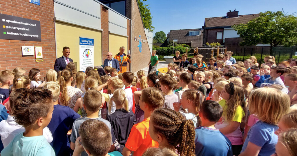 leerlingen OBS De Tandem in Oud-Beijerland op het schoolplein met voor hen onder andere wethouder Robin Heij van gemeente Hoeksche Waard