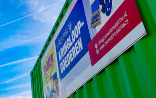 zeecontainer Samen Circulair met zomerse blauwe lucht