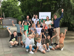 groepsfoto van het team van Afvalredders van de School met de Bijbel in Sommelsdijk