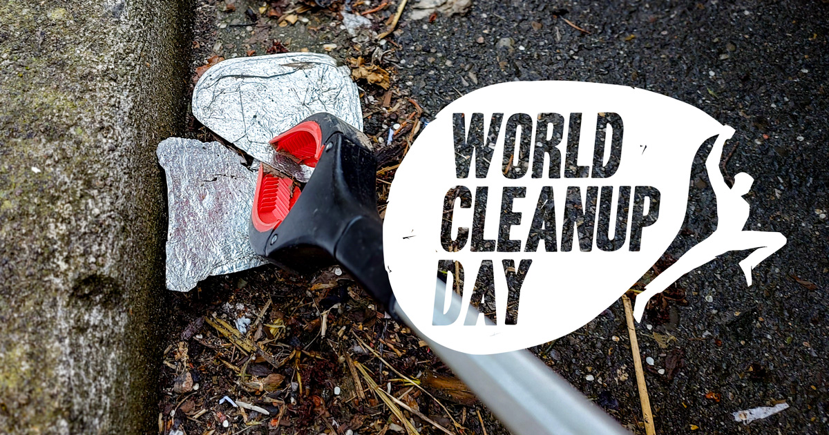 World Cleanup Day logo op foto van afvalgrijper die aluminiumfolie grijpt