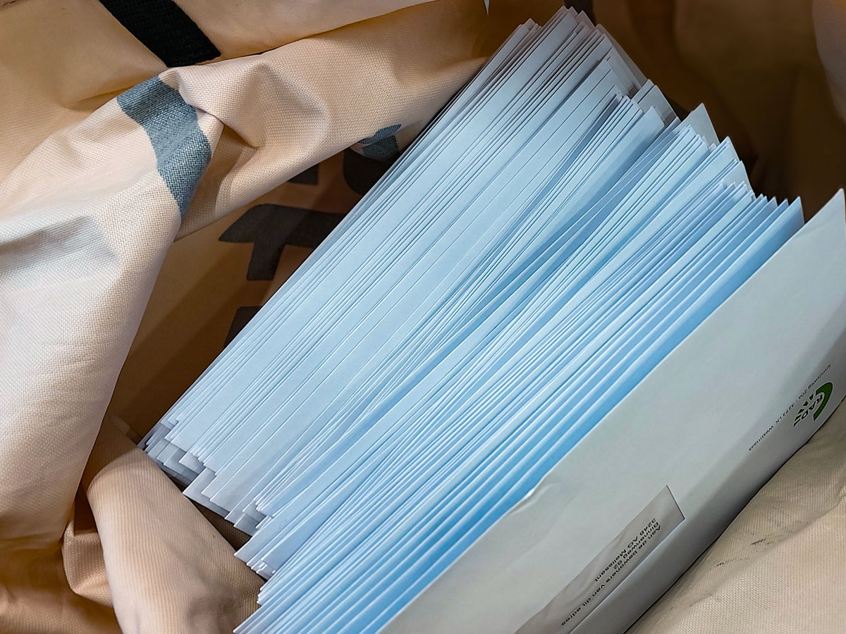 stapel enveloppen in een postzak
