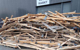 stapel gebruikt hout voor de bouwmarkt van Goed voor Goed in Oude-Tong