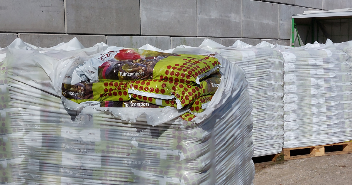 Zakken compost op de milieustraat in Middelharnis