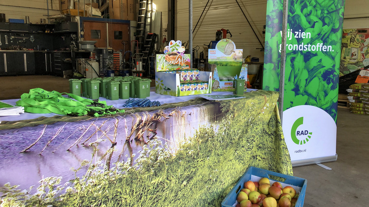 Kraam met goodies in de werkplaats van de RAD in Westmaas