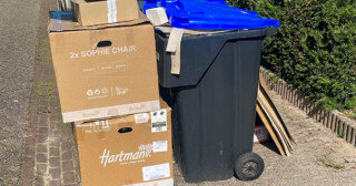 kartonnen dozen naar oud papiercontainer