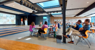 leerlingen vwo-4 geven eindpresentatie voor klasgenoten, docenten, experts van de RAD en gemeente Hoeksche Waard en andere aanwezigen