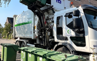 vuilniswagen leegt groene Kliko