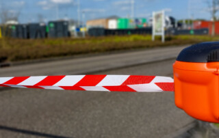 afzetlint bij ingang milieustraat Westmaas