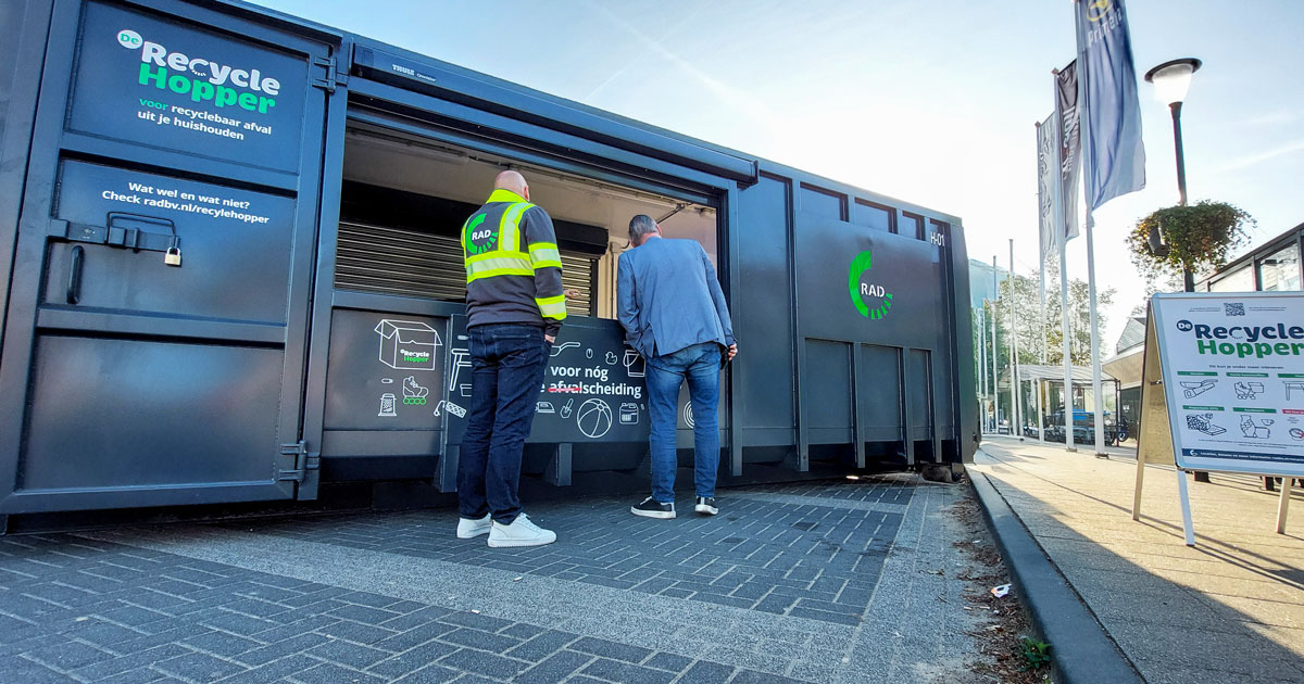 De RecycleHopper aan de Gravin Sabinastraat in Zuid-Beijerland.