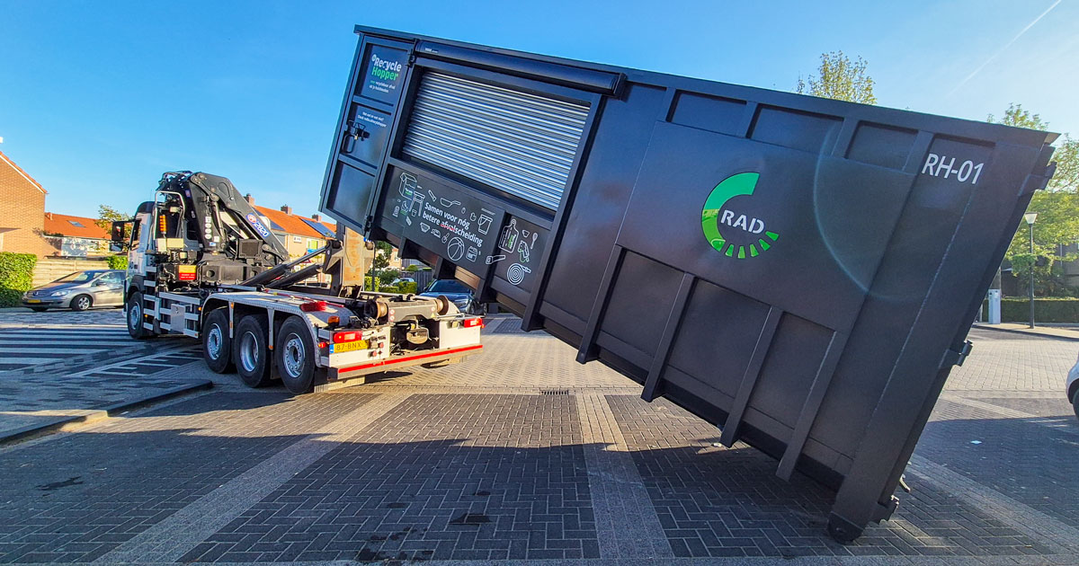 Transportwagen van de RAD zet De RecycleHopper op de plek in Zuid-Beijerland.