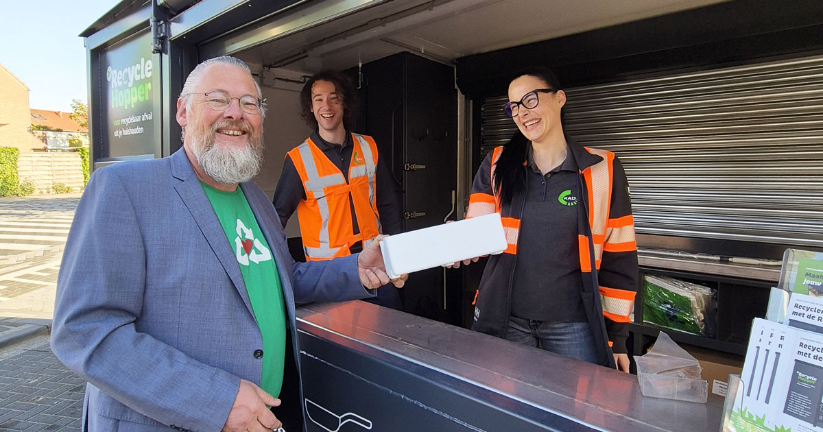 Wethouder Huibert Steen overhandigt recyclebaar afval (piepschuim) aan medewerkers van de RAD in De ReycleHopper in Zuid-Beijerland.