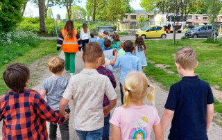 Kinderen groep 1/2 op weg naar vuilniswagen