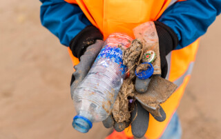 handen houden zwerfvuil vast