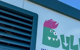 Detail van beeldmerk bulkmachine voor statiegeldflessen en -blikjes