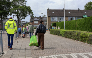 Leerlingen van 3 basisscholen in Klaaswaal lopen door het dorp om zwerfafval te rapen.