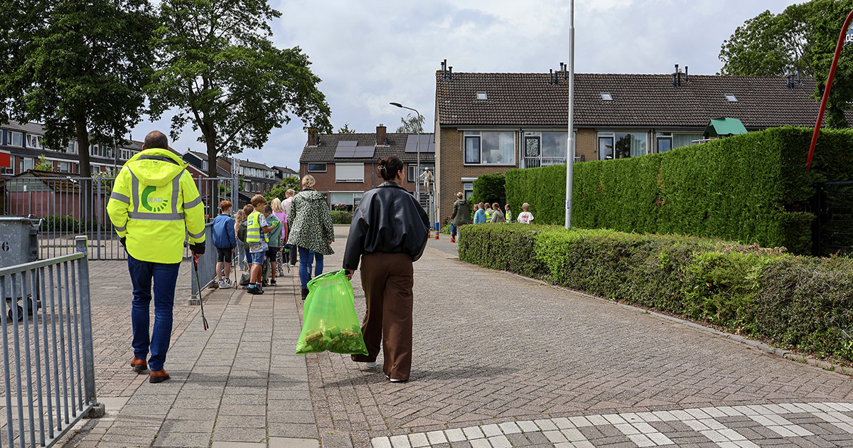 Leerlingen van 3 basisscholen in Klaaswaal lopen door het dorp om zwerfafval te rapen.