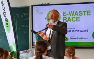 Wethouder Huibert Steen tijdens de kick-off van de E-waste Race 2026 in de Hoeksche Waard