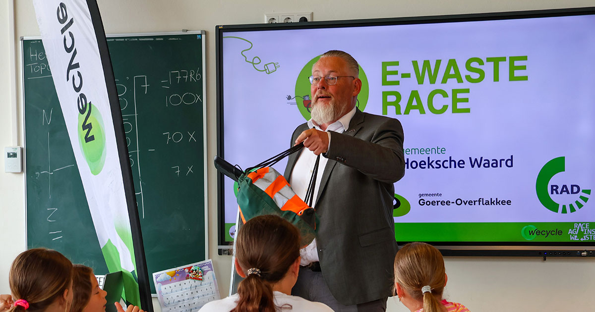 Wethouder Huibert Steen tijdens de kick-off van de E-waste Race 2026 in de Hoeksche Waard