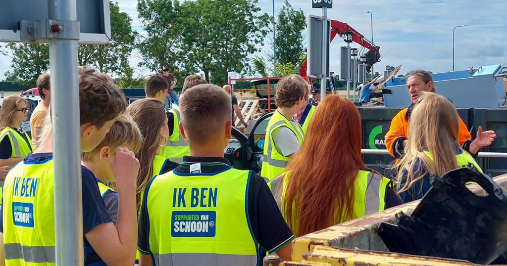 leerlingen Willem van Oranje tijdens rondleiding op milieustraat Westmaas