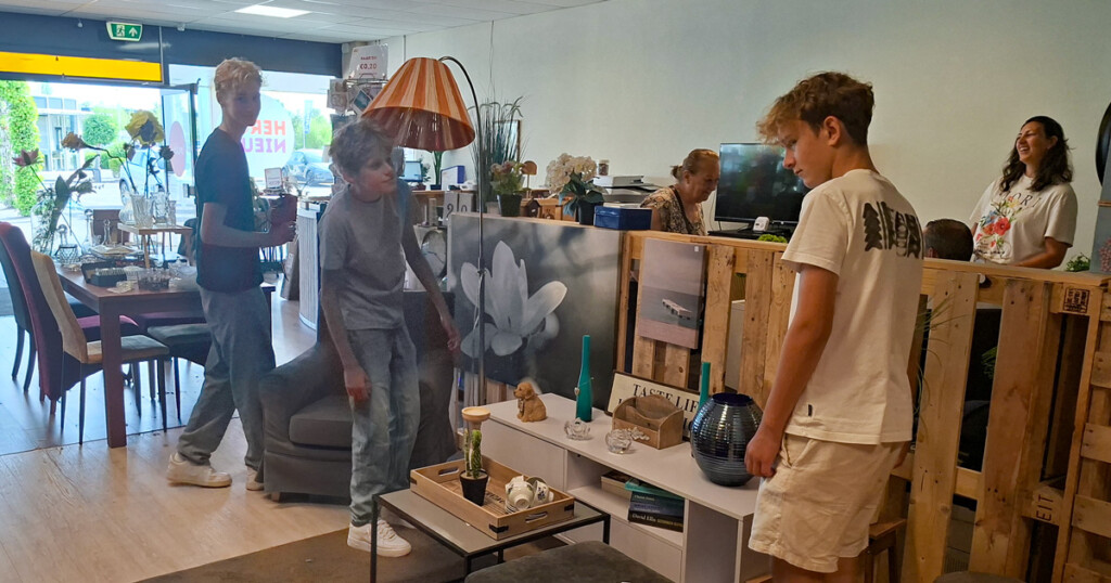 leerlingen in kringloopwinkel HerNieuw