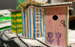 gedecoreerde vogelhuisjes van hergebruikt hout