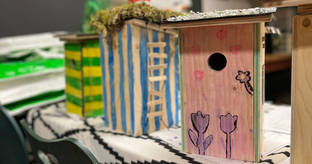 gedecoreerde vogelhuisjes van hergebruikt hout