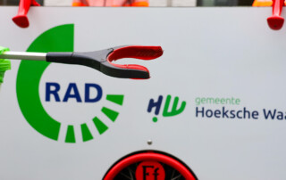 bolderkar Putterhoek Schoon met afvalgrijper ervoor