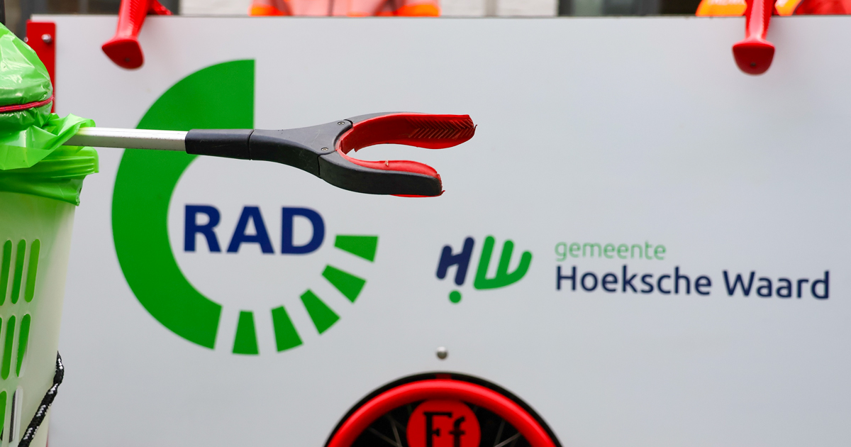 bolderkar Putterhoek Schoon met afvalgrijper ervoor